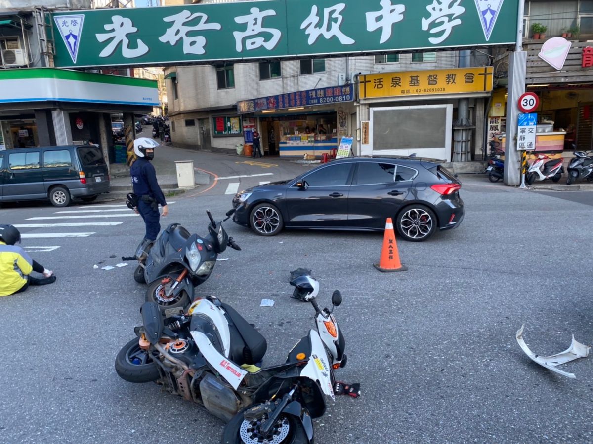 ▲違規左轉遇上闖紅燈，三寶大對決的結果，雙雙都敗下陣來。（圖／記者李春台翻攝）