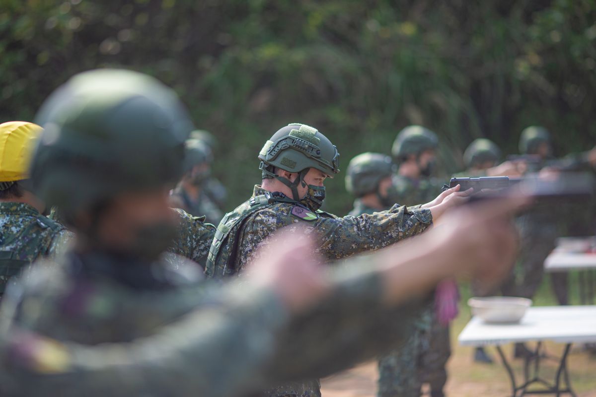 ▲後備教召召員實施45手槍基本射擊。(圖／軍聞社提供)