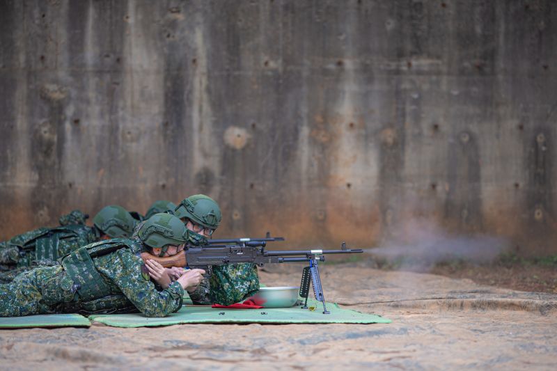 ▲陸軍步兵206旅新制教召實施T74排用機槍實彈射擊。(圖／軍聞社提供)