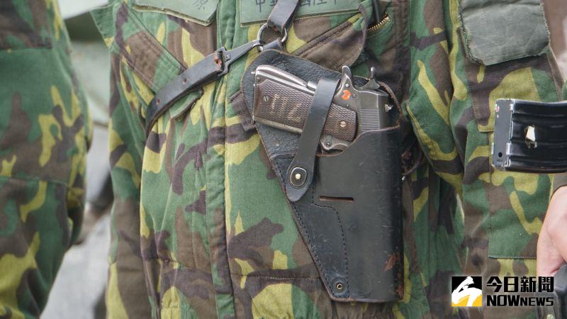 ▲陸軍裝訓部官兵以45手槍當配槍。(圖／記者呂炯昌攝)