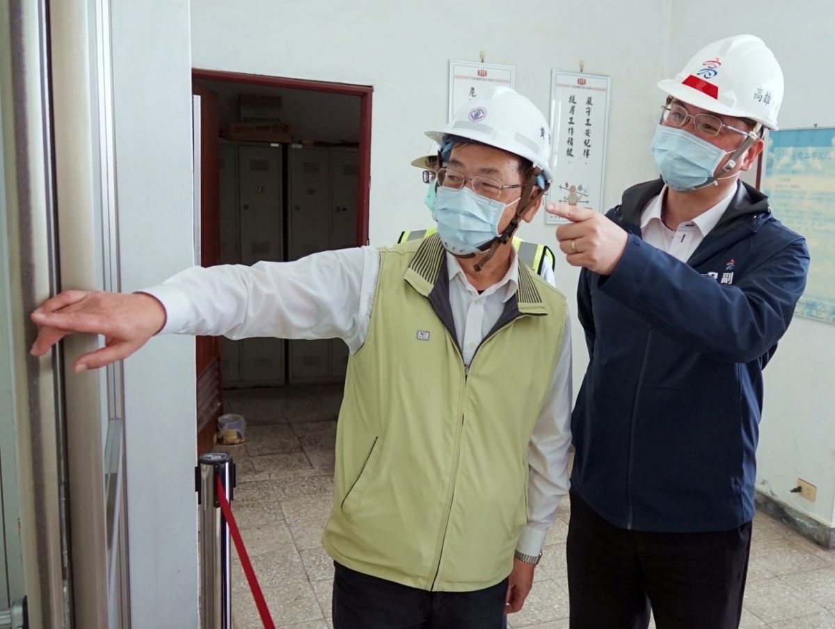 ▲興達電廠廠長黃錦城向高雄市副市長羅達生解說電廠設施。（圖／高市府經發局提供）