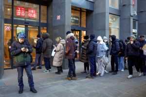 ▲莫斯科1間UNIQLO，在該公司宣布將暫停在俄國的業務後，出現不少人排隊等著搶購。攝於3月10日。（圖／美聯社／達志影像）