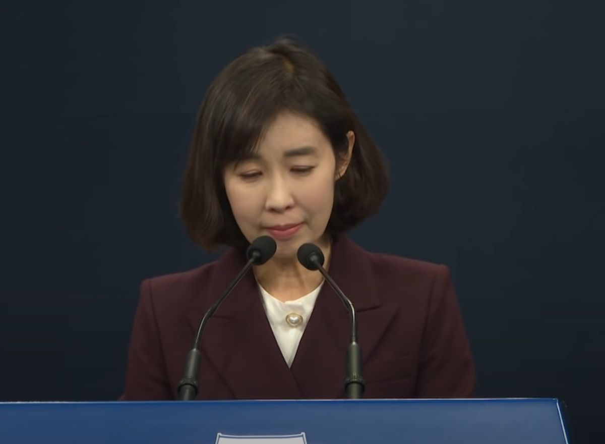 ▲韓國青瓦台發言人朴炅美面對執政黨候選人李在明敗選，10日在記者會上，一度無法控制情緒而哽咽落淚。（圖／擷取自Youtube影片）