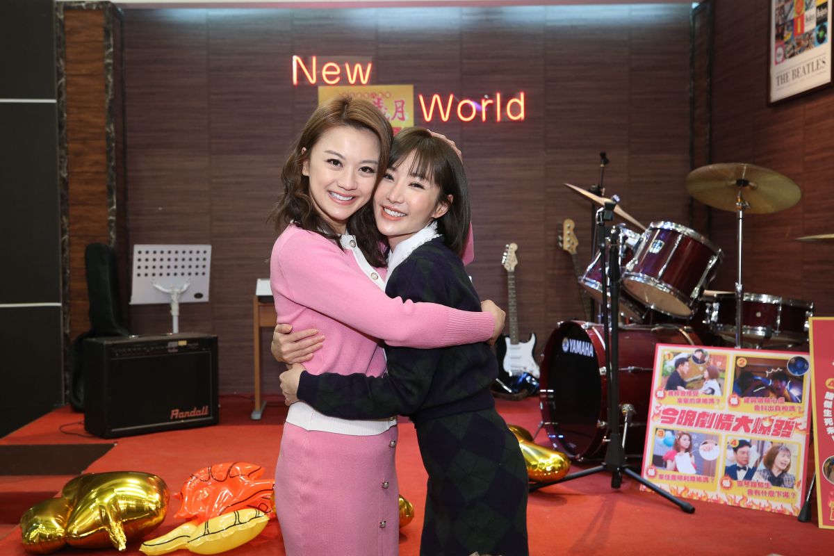 ▲苗真（左）、羅巧倫抱抱上演大和解。（圖／民視）