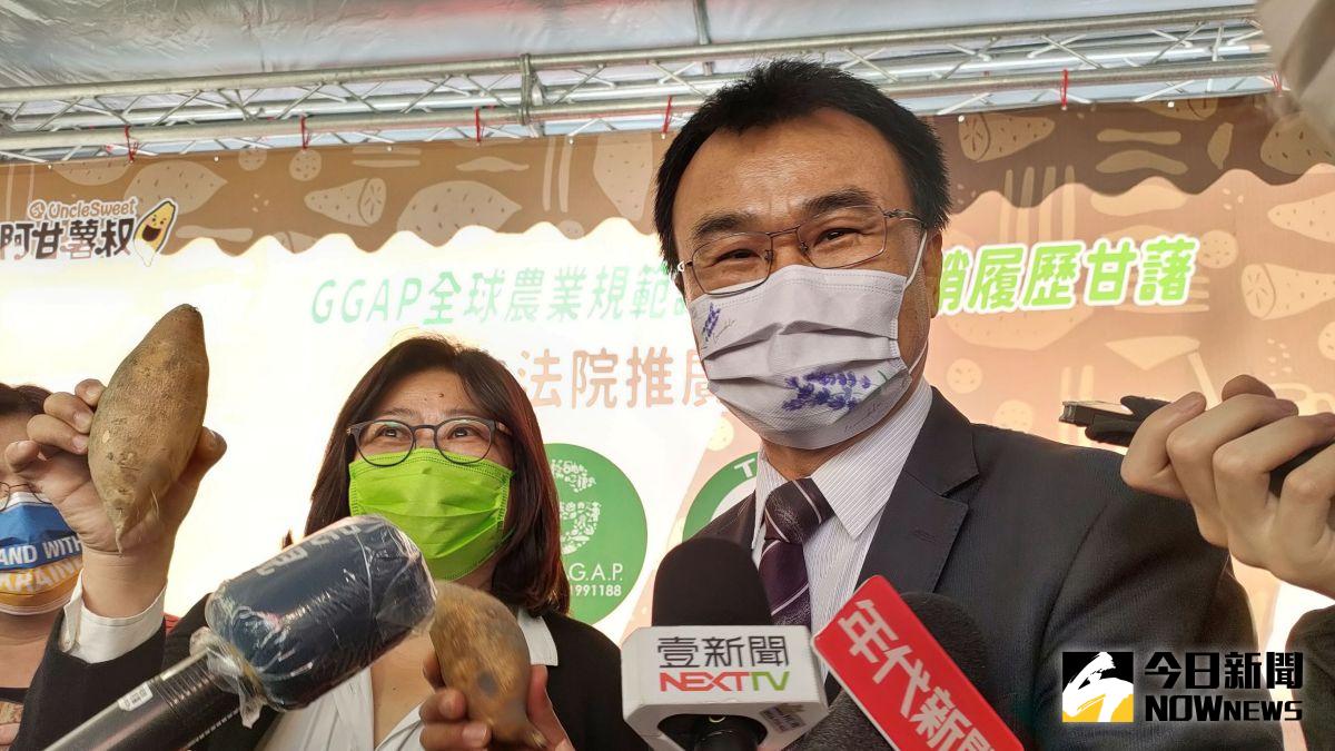 ▲今（11）日農委會主委陳吉仲（右）出席「水林GGAP全球農業規範認證暨產銷履歷甘藷立法院推廣記者會」，左為民進黨立委王美惠。（圖／記者許若茵攝，2022.3.11）