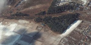 ▲最新衛星照片顯示，俄軍車隊已分散到基輔北方的樹林之間。（圖／翻攝自abc news）