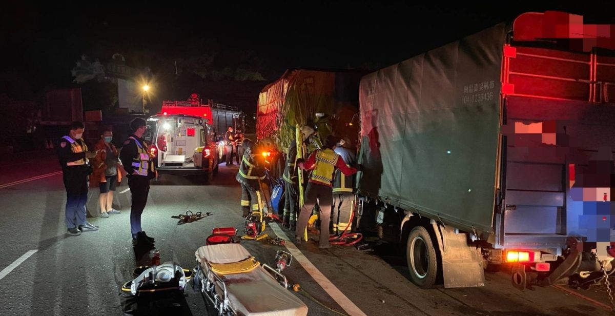 ▲拖板車司機誤以為車輛故障將小貨車拖行近1公里。（圖／翻攝畫面）