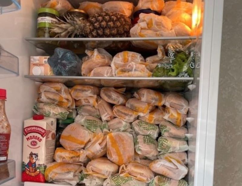 ▲俄羅斯人的冰箱塞買了滿滿的麥當勞漢堡。（圖／翻攝自論壇Reddit）