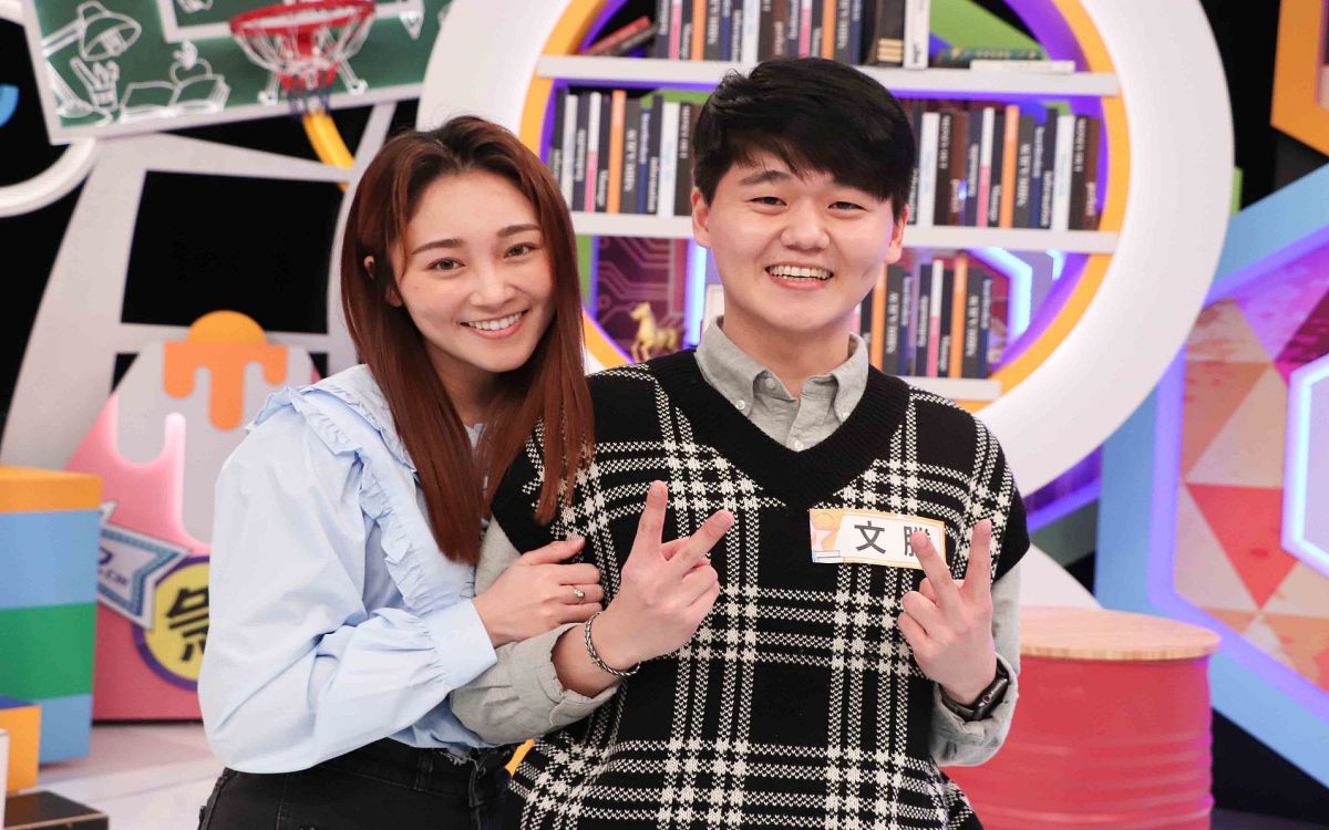 ▲張文綺（左）傻大姊形象害到家人，弟弟職場慘遭主管羞辱。（圖／中天提供）