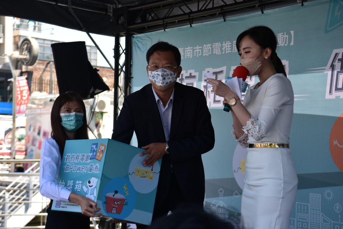 ▲台南市經發局副局長蕭富仁抽出頭獎（圖／記者林怡孜攝，2022,03,11）