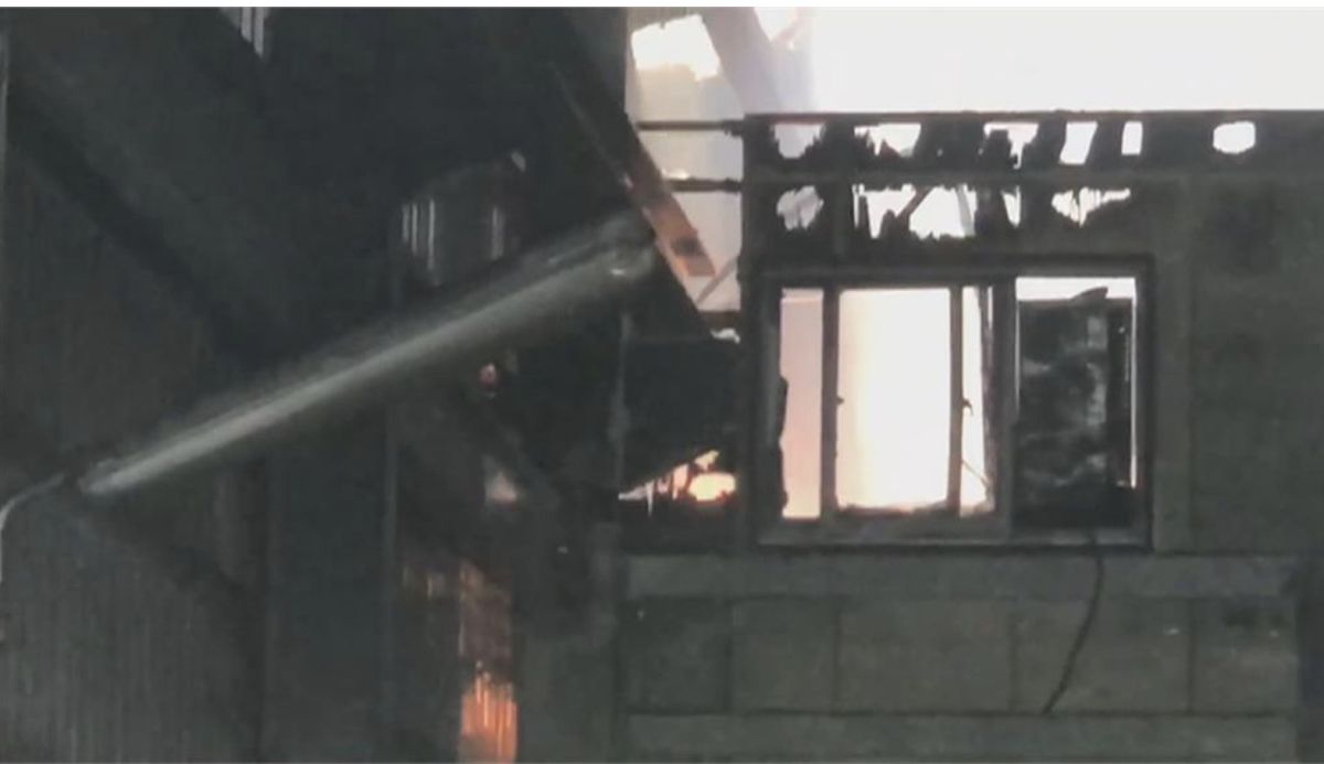 ▲位於高雄三民區的一處小型工廠的鐵皮倉庫突然在中午時竄出濃密黑煙。（圖／消防局提供）