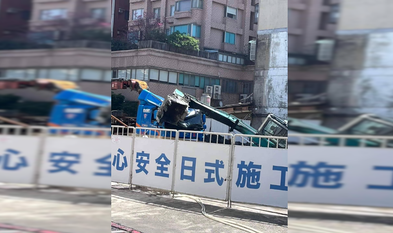 ▲彰基新建大樓工程擋泥牆崩塌，工人在下方操作怪手當場遭活埋命危。（圖／翻攝畫面）