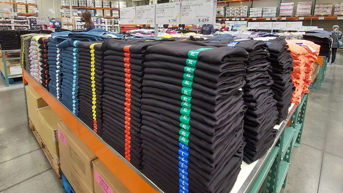 ▲好市多服飾區的畫面，讓許多婆媽感到敬佩，大讚該給員工加薪。（圖／翻攝Costco好市多 商品經驗老實說）
