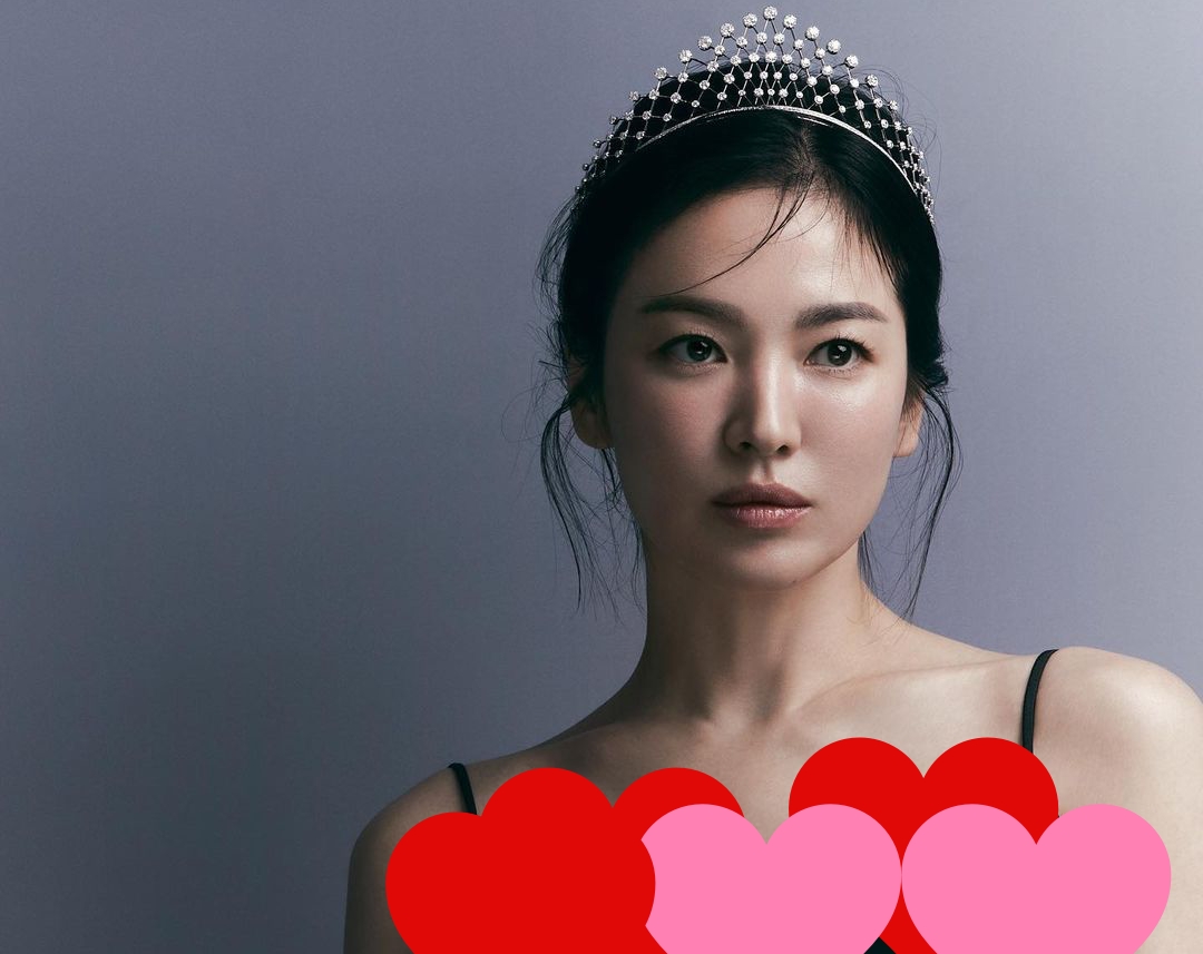 ▲宋慧喬一襲黑色低胸禮服，配上338顆切割鑽石製成的皇冠，性感破表。（圖／宋慧喬IG）