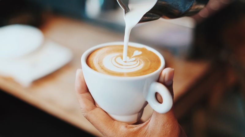 ▲許多人習慣在早上喝杯咖啡來提振精神，在台灣連鎖咖啡店也非常多元，提供給民眾不同的選擇。（示意圖／取自unsplash）