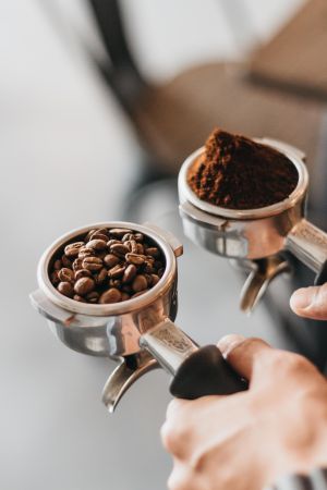 ▲咖啡進價的差異，以及人工、機器沖泡都會影響咖啡價格。（示意圖／取自unsplash）