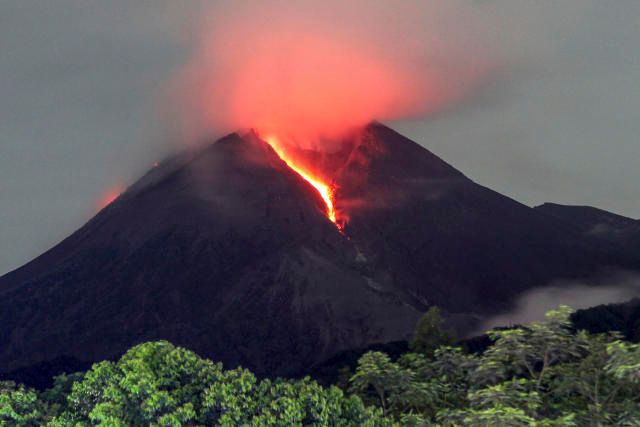 印尼默拉皮火山噴發！253人逃往避難所
