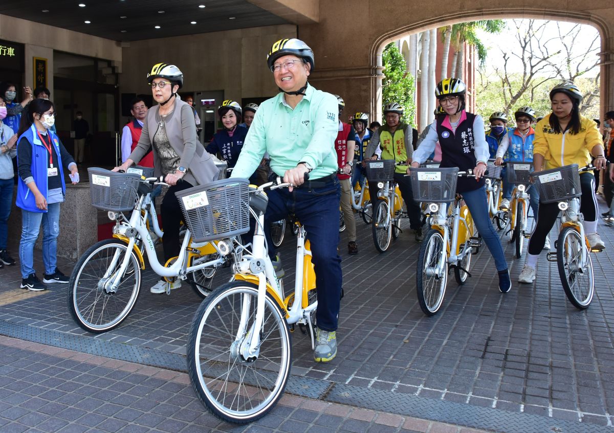 ▲新竹縣長楊文科(前)、微笑單車公司董事長劉麗珠(左)與多名縣議員一起試騎YouBike 2.0。（圖／新竹縣政府提供）