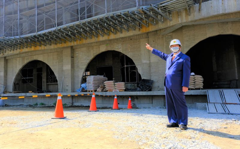 ▲新竹縣長楊文科視察勝利國中新建校舍工程，一期校舍預計今年8月竣工，預計111學年度開始招收20班新生。（圖／新竹縣政府提供）