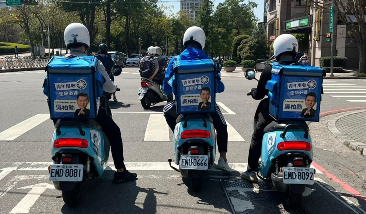 ▲年底選舉，國民黨台中市新人推出類似外送員的「柏勳包」進行街頭宣傳。（圖／吳柏勳提供，2022.03.11）