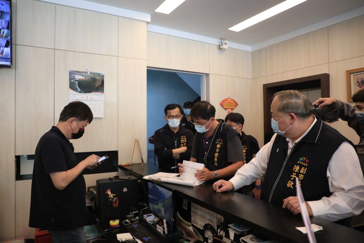 ▲台中市副市長陳子敬今下午帶隊突擊檢查3家歇業飯店(圖／柳榮俊攝2022.3. 11)