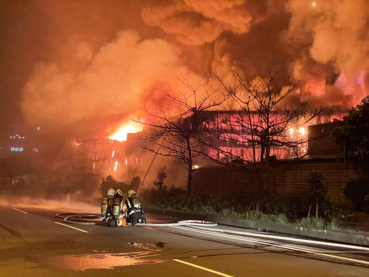 ▲永光化工（1711）公司廠房10日晚間9時42分發生嚴重火警，整個廠房陷入火海濃煙不斷竄出。（圖／記者李春台翻攝）