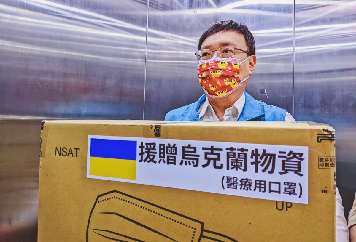 ▲黃適卓今天捐出10箱共2萬片醫療級口罩，希望協助烏克蘭維持醫療公衛能量，堅持到和平降臨那天！（圖／黃適卓提供）