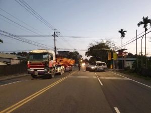 ▲台3線嘉義縣中埔鄉吳鳳橋旁路段，今（11）日清晨發生一起死亡車禍，一輛砂石車與廂型車發生碰撞，結果造成廂型車上4人2死2傷。（圖／翻攝畫面）