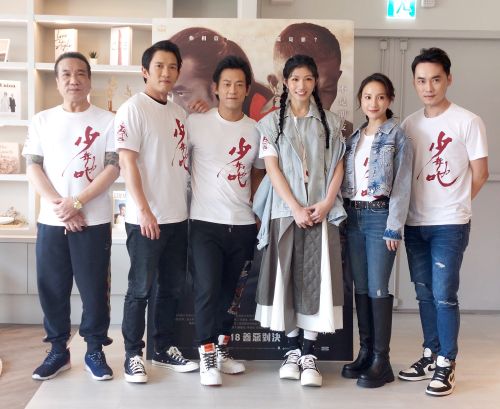 ▲顏正國（左三）在《少年吔》中，與黃尚禾（左二）、李千娜（右三）、張寗（右二）和張峰議（右一）等合作。（圖／星泰娛樂提供）