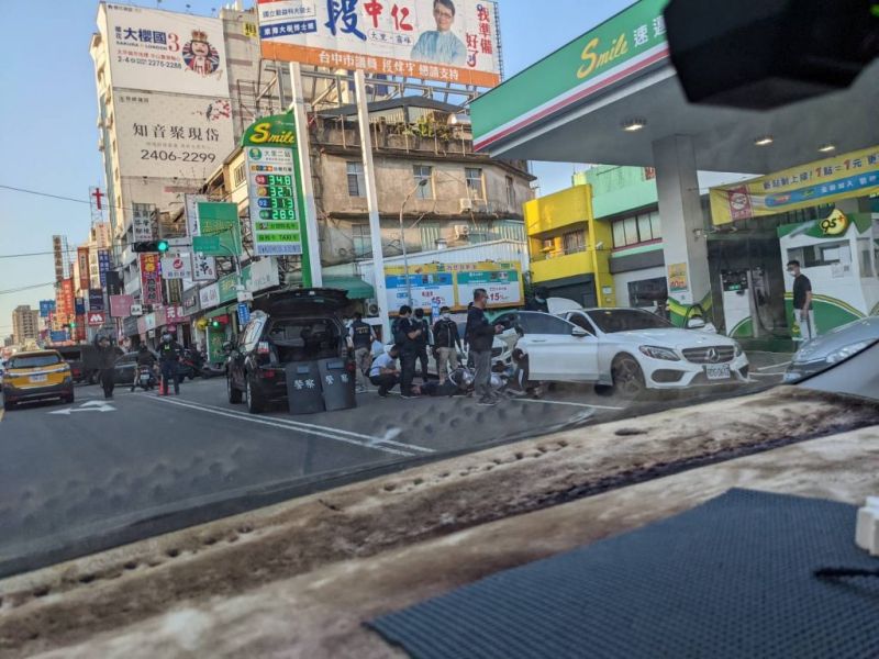 台中大里街頭槍響！通緝犯拒捕撞警　現場1人中彈送醫
