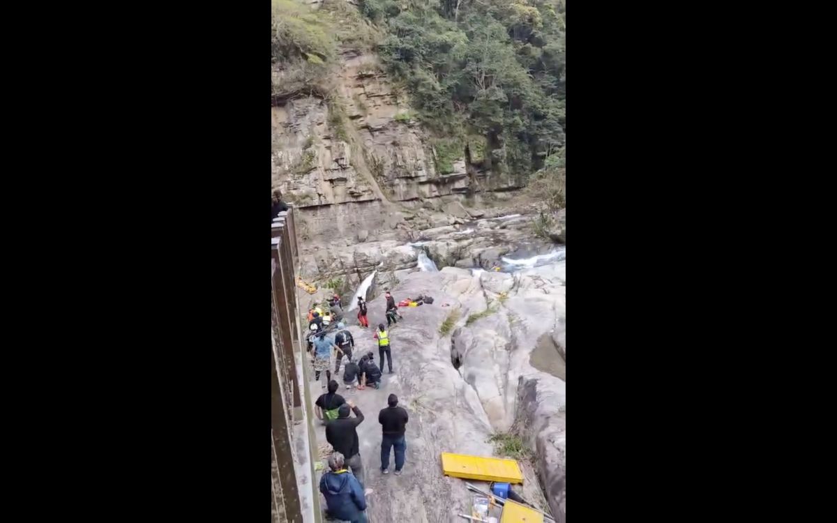 ▲苗栗南庄神仙谷今（11）日下午驚傳墜谷意外，有一組片組人員在現場取景拍片時，2人不慎墜谷溺水，撈上岸時已經沒有呼吸心跳。（圖／翻攝畫面）