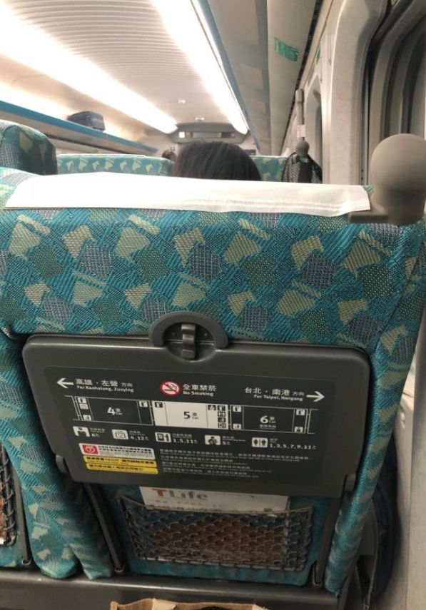 ▲網友抱怨，指出前方乘客才剛上車，就將椅子後放到最低。（圖／翻攝Dcard）