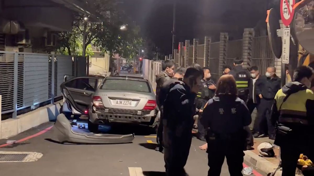 ▲新北市中和區前年3月間，一輛賓士車在南山路口遇攔查時拒檢加速逃逸，不料警方開槍喝止卻意外擊斃一名後座男乘客。（圖／翻攝畫面）