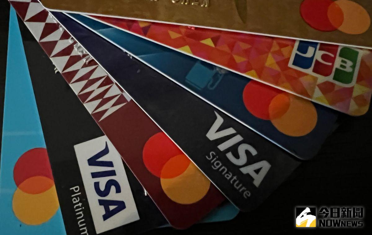 ▲牌照稅倒數！根據銀行內部統計，已有百位超跑大戶選擇信用卡代替現金繳稅，還可賺回饋，回饋最高上限可達10萬元，並已有出現單筆繳納11萬7千元的車主。（示意圖／NOWnews資料照）