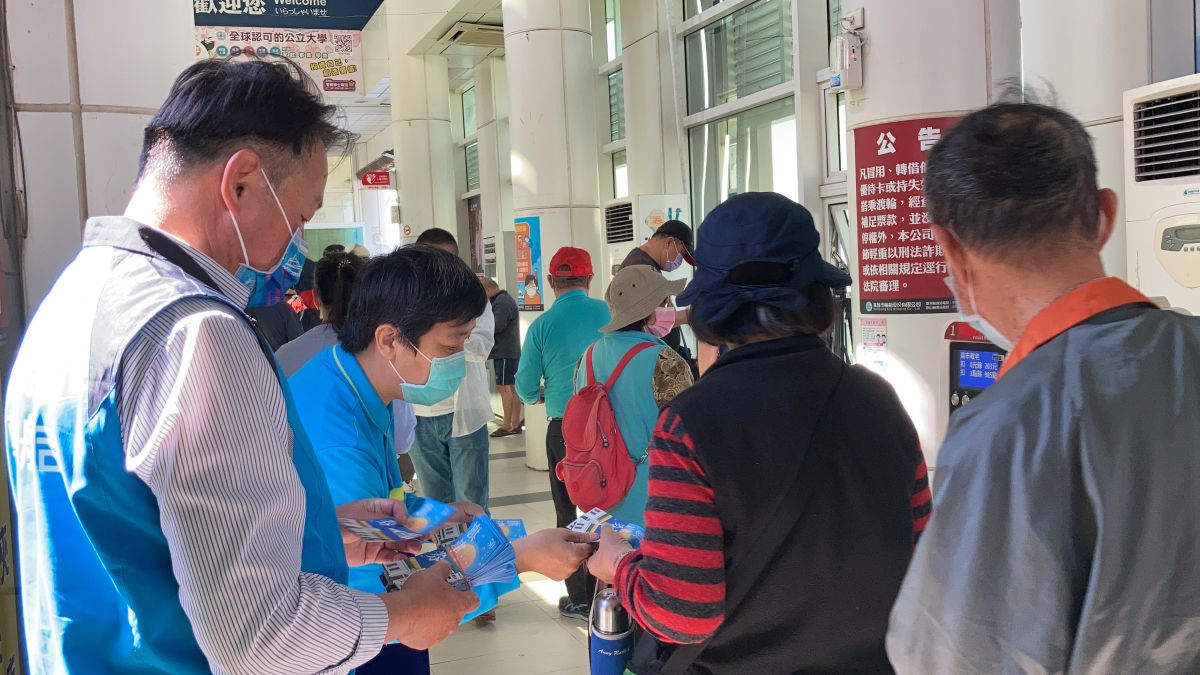 ▲輪船公司今（11）上午10點一到即開始針對遊客發放旗津券。（圖／高雄市經發局提供）