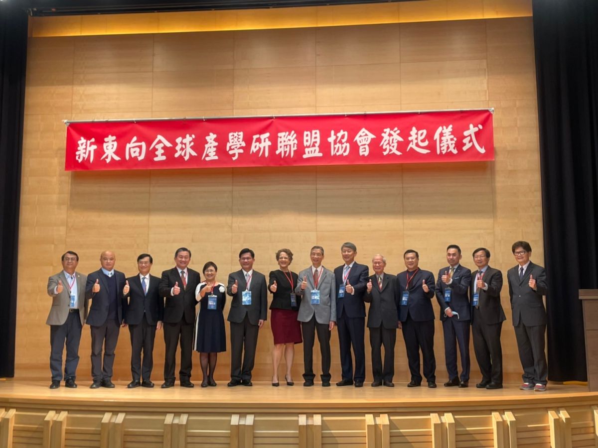 ▲產官學研多個領域的專家在「台灣全球化的新東向戰略」年度論壇上表示，台灣應結合新南向與新東向政策，強化台灣在全球經濟的關鍵地位。（圖／記者李澍攝）