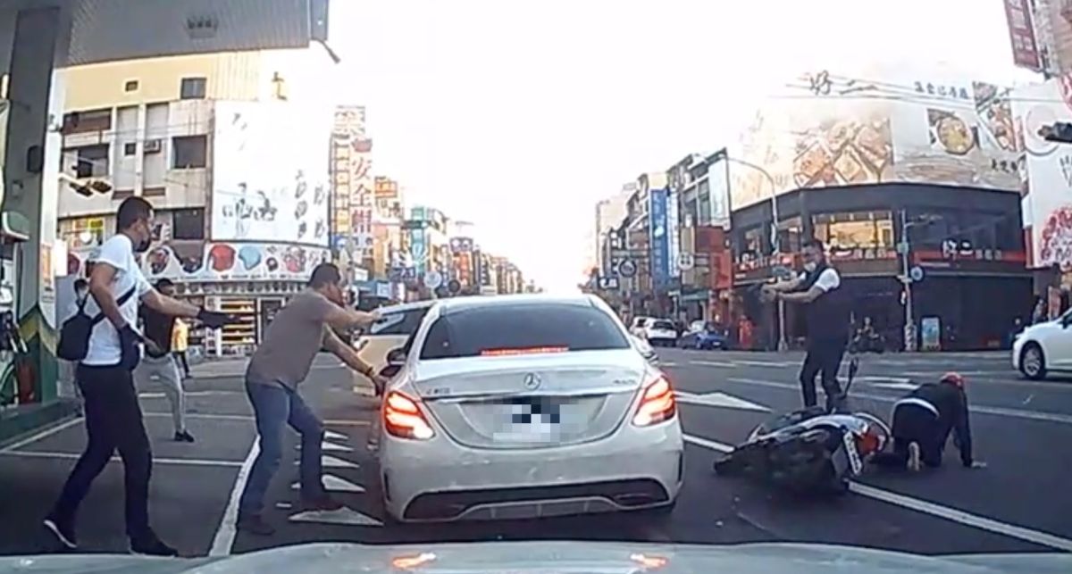 ▲台中市大里區中興路加油站外，今（11）日下午5點左右街頭傳出槍響，警方開8槍將拒捕嫌犯制伏，一位嫌犯中彈、另有一位民眾受到波及受傷。（圖／翻攝自記者爆料網）