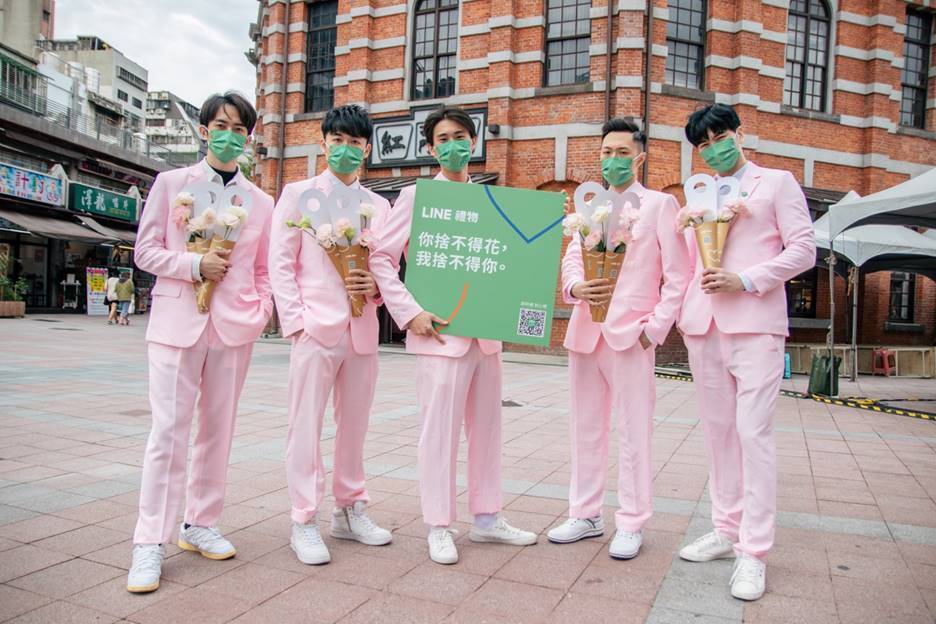 ▲LINE禮物粉紅特派員將於3/12~3/14快閃台北街頭，發送花語禮物。(圖／LINE禮物提供)