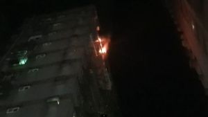 ▲基隆新豐街一處社區大樓11日深夜傳出火警。（圖／翻攝畫面）