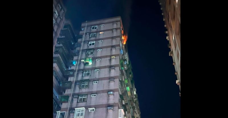 基隆新豐街社區大樓暗夜起火！火勢猛烈延燒　14樓竄濃煙
