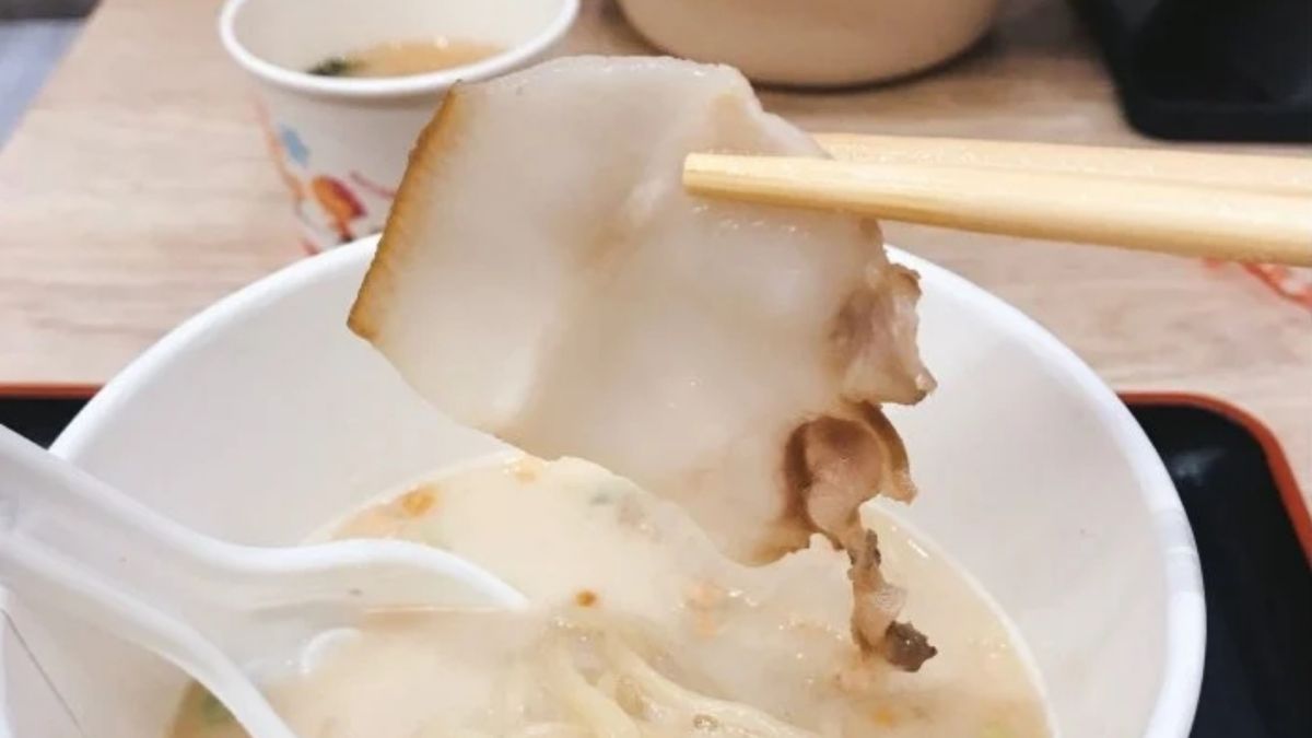 ▲有網友控訴，板橋車站的2百元拉麵，叉燒全變白肉，掀起眾人砲轟。（圖／翻攝Dcard）