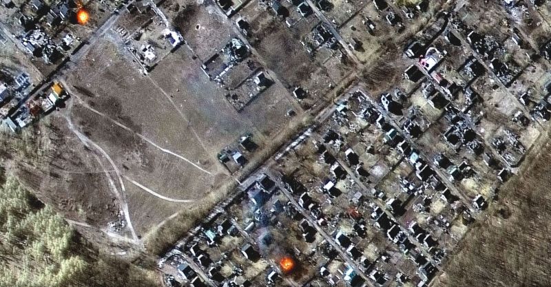 ▲美國民間企業「馬薩爾科技」表示，根據拍到的最新衛星影像，俄羅斯軍隊持續往烏克蘭首都基輔推近，並朝住宅區發射砲彈。（圖／翻攝自Sky News）