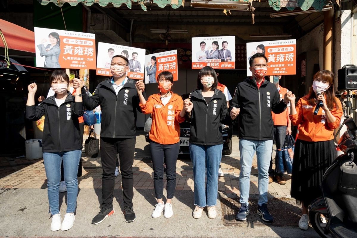 ▲力挺黃雍琇初選勝出，「高雄青連線」市議員李雅慧、鄭孟洳、黃文益、林智鴻及市議員參選人鄧巧佩等人，今天一早陪同黃雍琇市場拜票。（圖／翻攝畫面）