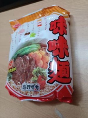 ▲原PO分享一款超便宜的泡麵「味味麵」，一包只要13元，但一吃卻尷尬直呼「好雷」。（圖／翻攝自《Dcard》）