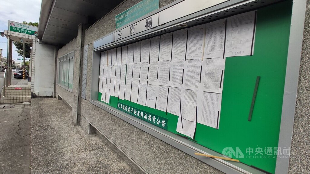 ▲台東地方法院公布欄11日遭鋼珠射破玻璃，警方啟動快打警力，在某汽車旅館逮捕康姓男子；康男稱酒後心情不佳，持空氣手槍射擊公布欄，造成公布欄玻璃破損。中央社記者盧太城台東攝 111年3月12日