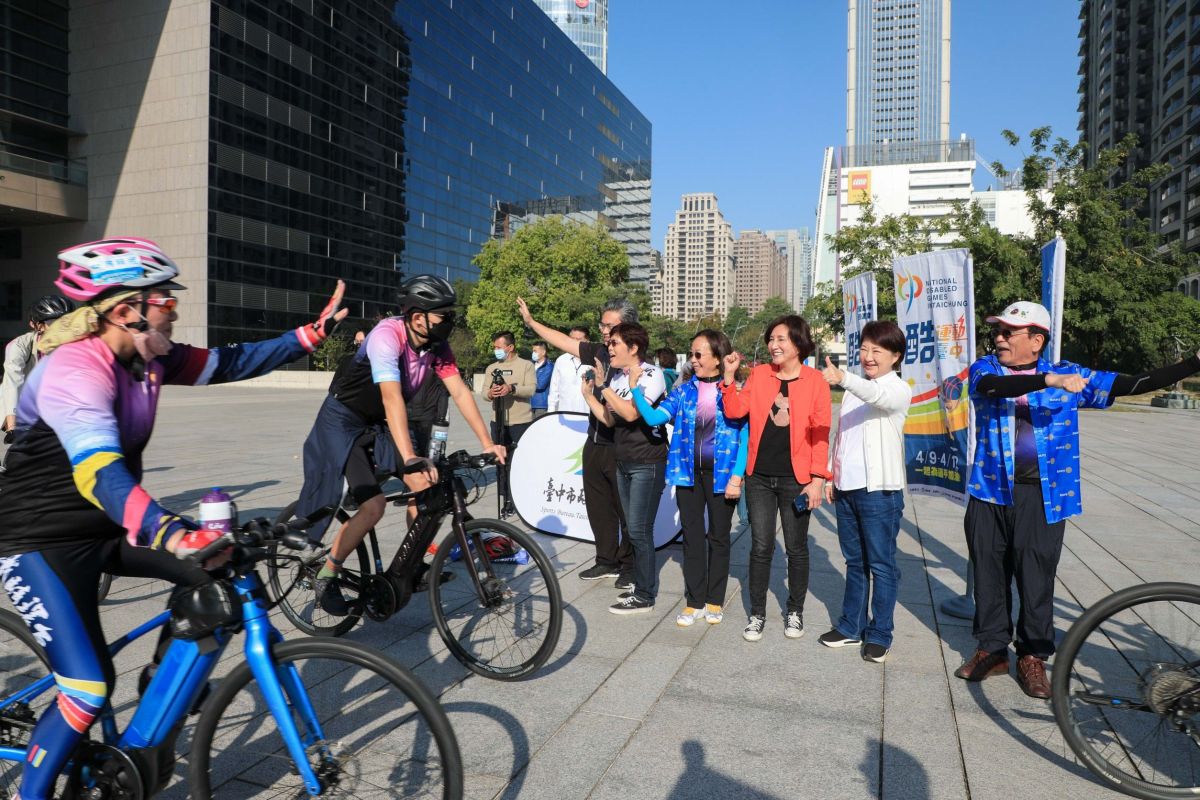 ▲國際扶輪3462地區發起自行車公益環島，今在台中市政府新市政大樓府前廣場舉行啟程(圖／市政府提供2022.3. 11)