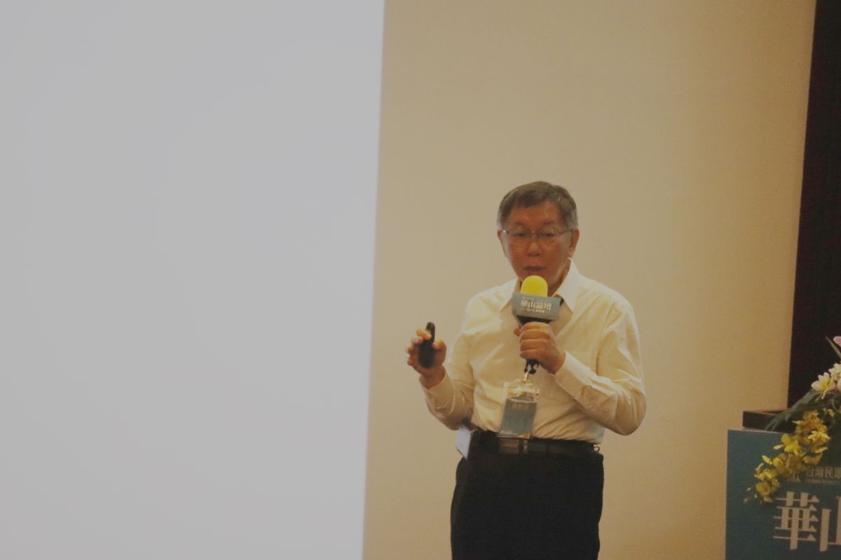 ▲民眾黨主席柯文哲在高雄受訪時表示，他和朱立倫要見面不是那麼困難的事，也不需要透過新聞，這樣實在是太過於做作。（圖／記者鄭婷襄攝，2022.02.12）