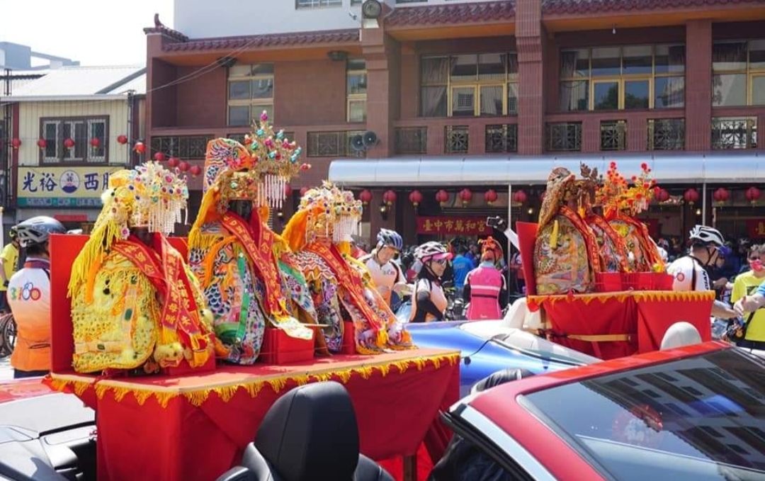 ▲2022萬眾騎BIKE在六尊天上聖母的帶領下鳴槍在大甲體育場出發(圖／柳榮俊翻攝2022.3. 11)