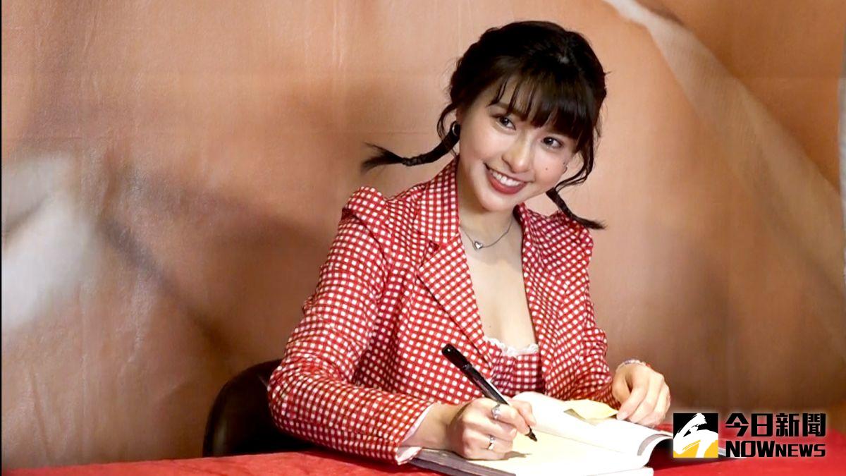 ▲峮峮親揭泡湯照拍攝過程。（圖／記者朱永強攝）