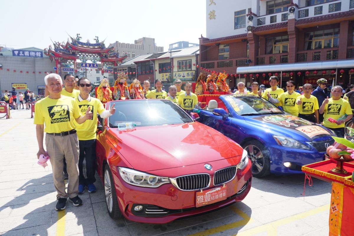 ▲「2022萬眾騎BIKE」Q版媽祖前導車及載著六家宮廟媽祖神尊兩輛跑車，抵達萬和宮受到熱情迎接。（圖／萬和宮提供）